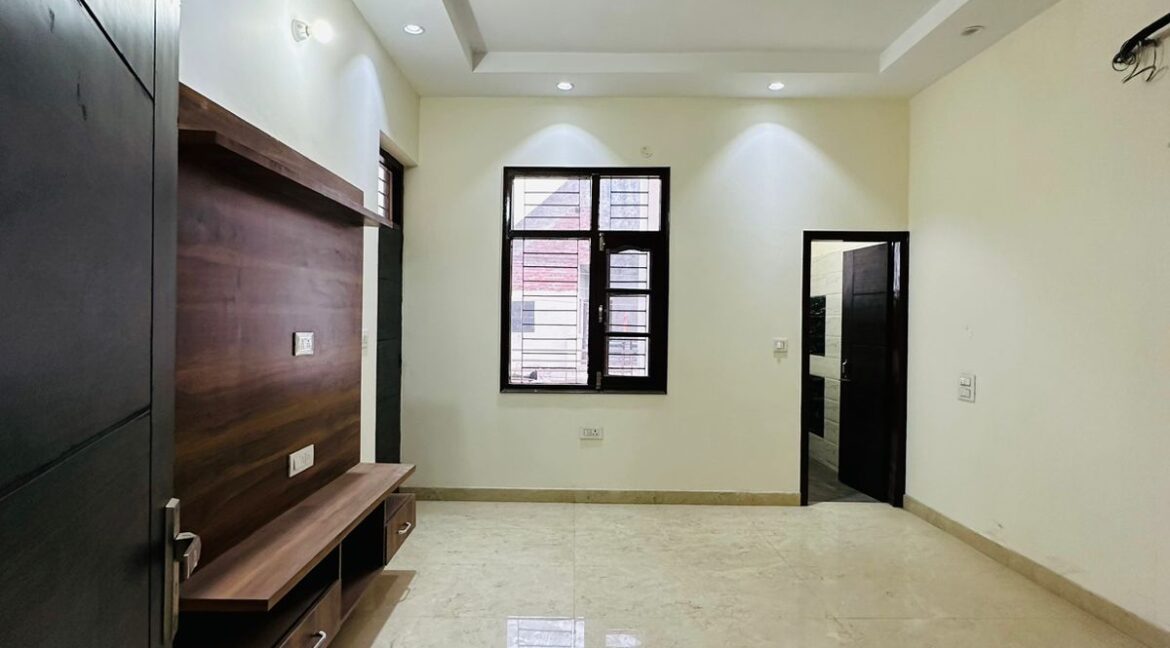 NEWLY BUILD UP LUXURIOUS KOTHI FOR SALE  AKS-2, PATIALA ROAD, ZIRAKPUR