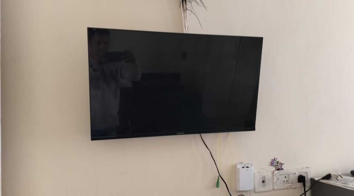 Fully Furnished Side Room with Kitchen Provision. In Mona Greens VIP Road