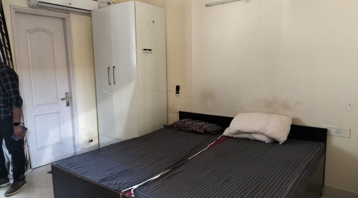 Fully Furnished Side Room with Kitchen Provision. In Mona Greens VIP Road